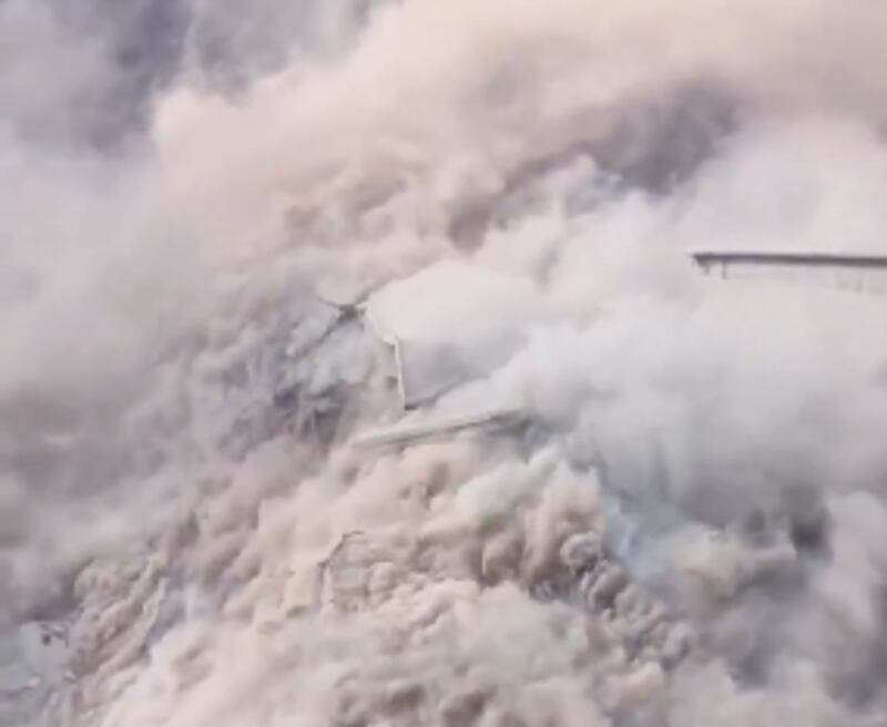 Video muestra el momento exacto en que colapsa el puente Hongqi en Sichuan, China, tras un deslizamiento de tierra.
