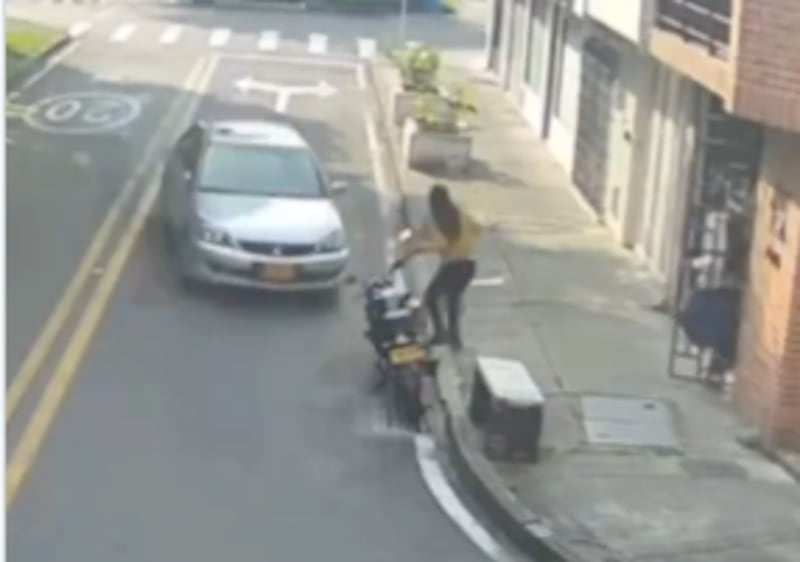 VIDEO: Hombre intentó atropellar a una mujer por defender a sus perros - Fuente: Video de X