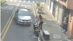 VIDEO: Hombre intentó atropellar a una mujer por defender a sus perros - Fuente: Video de X