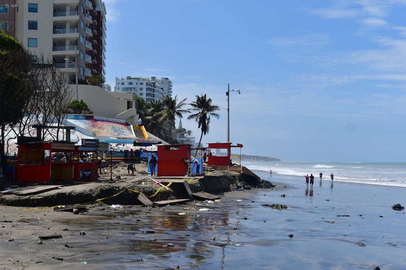 Fuerte oleaje golpeó las costas de Manabí.