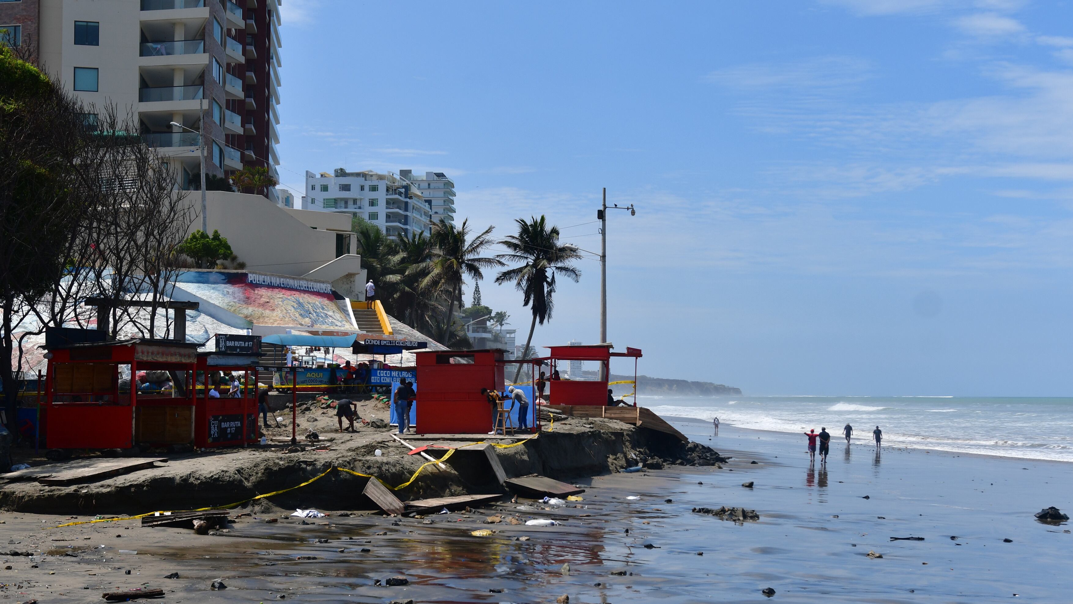 Fuerte oleaje golpeó las costas de Manabí.