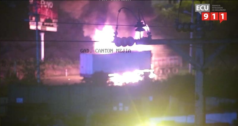 Dos vehículos pesados se incendiaron tras impactarse en la vía Alóag, en Mejía