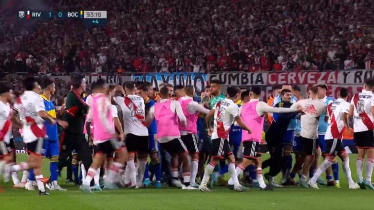 Batalla campal entre River Plate y Boca Juniors