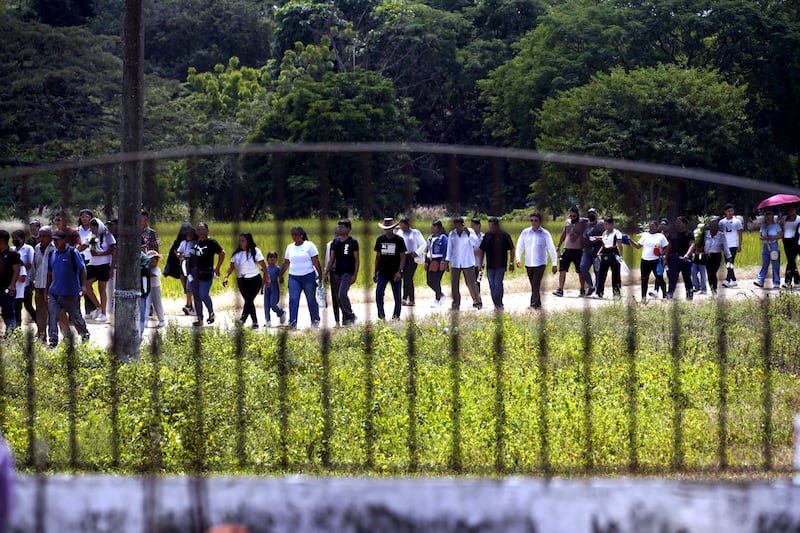 Daule, Guayas, viernes 05 de junio del 2026
Los restos de los 8 desaparecidos, fueron enterrados en el Cementerio General Juan Bautista Aguirre del recinto Los Tintos. 
Fotos: César Muñoz/API