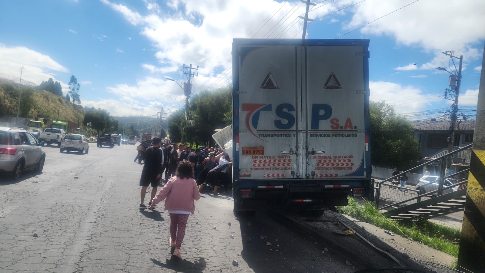 Lo que reveló la prueba de alcoholemia del camión que se impactó contra una parada de buses en la A.v Simón Bolívar - Fuente: AMT