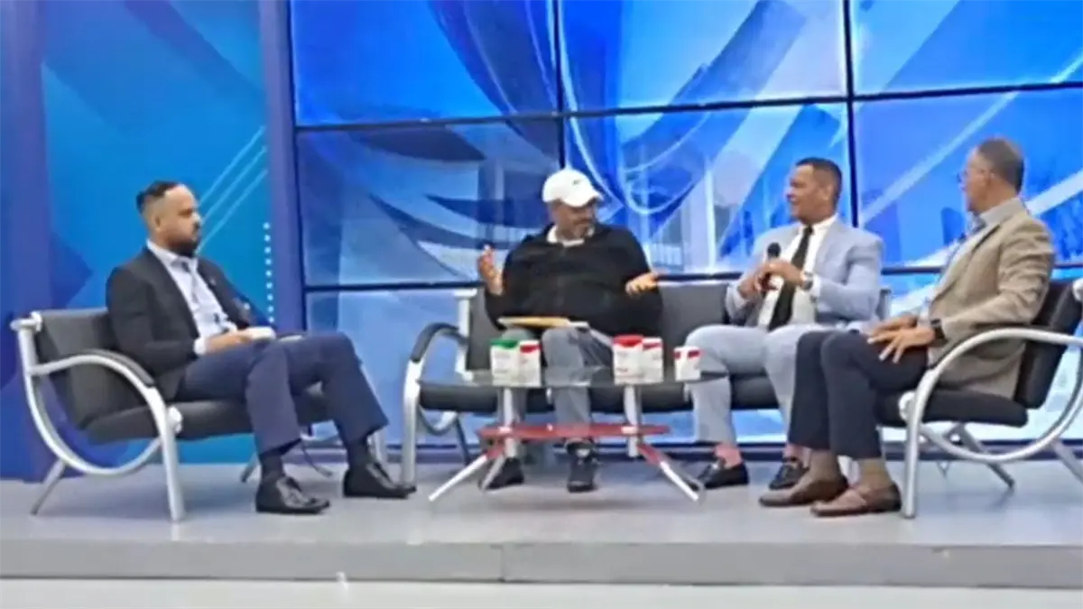 Momento previo al colapso de Mario Ureña durante la entrevista en vivo en República Dominicana.