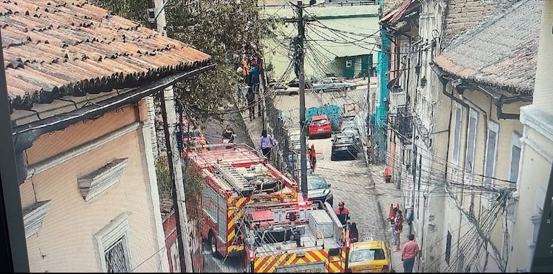 Dos personas resultaron heridas tras el colapso de una pared en el centro de Quito - Fuente: ECU 911