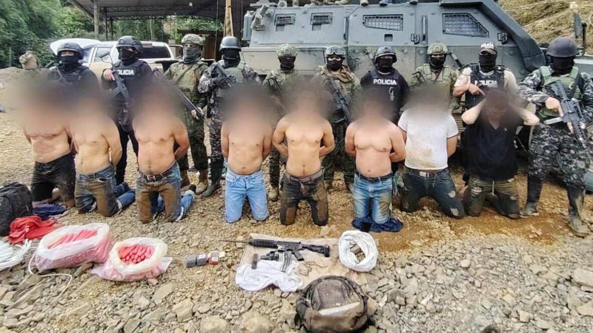 ¿Quiénes son los 11 presuntos miembros de ‘Los Lobos’ capturados en Camilo Ponce Enríquez?