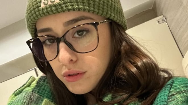 El servicio incluye mensajes diarios, interacción constante y gestos básicos de afecto como tomarse de la mano.