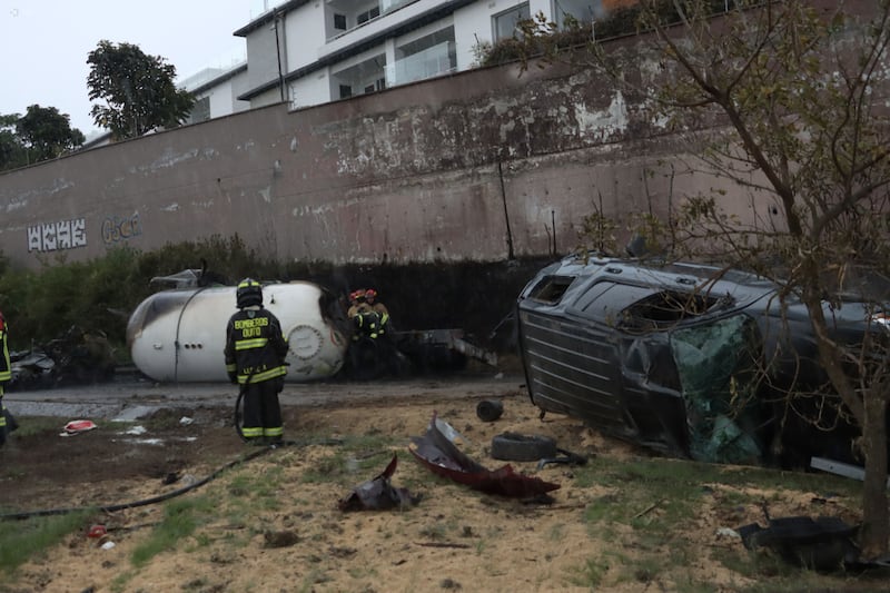 Así quedaron los vehículos tras accidente donde tres personas murieron calcinadas en la Ruta Viva, en Quito