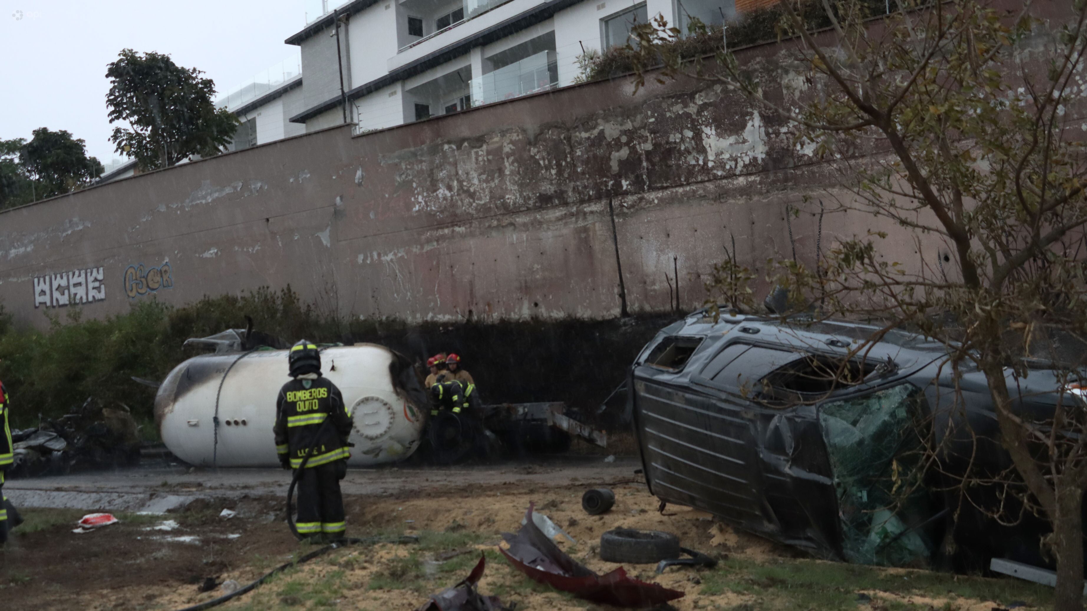 Así quedaron los vehículos tras accidente donde tres personas murieron calcinadas en la Ruta Viva, en Quito