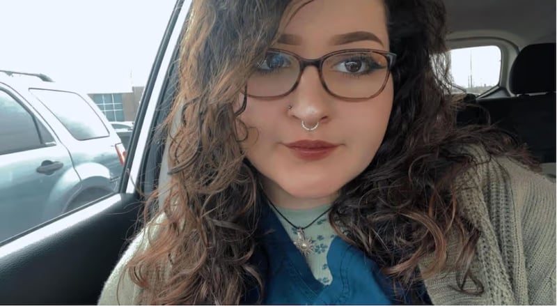 Mujer descubrió que había inhalado su propio piercing nasal tras sufrir una fuerte tos Foto: Daily Star