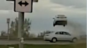Video: Persecución policial en Estados Unidos terminó con un auto “volando” sobre el tráfico