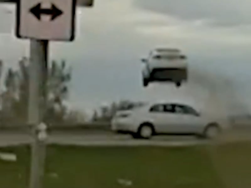¡De película! Persecución policial en Estados Unidos terminó con un auto “volando” sobre el tráfico