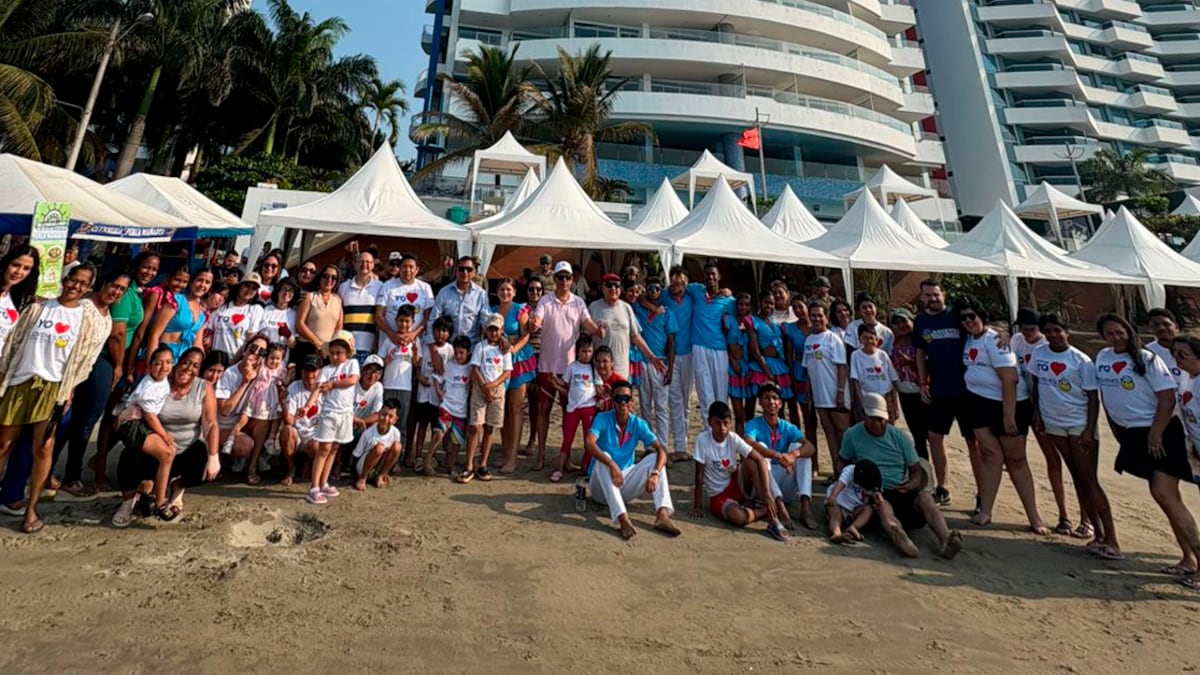 Pacientes oncológicos, junto a sus cuidadores, durante la octava edición de la Navidad playera.