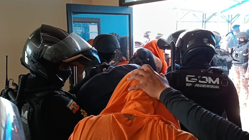 ¿Qué está pasando en la Penitenciaría del Litoral?: 200 reos fueron trasladados a otras cárceles del país y familiares trataron de impedirlo