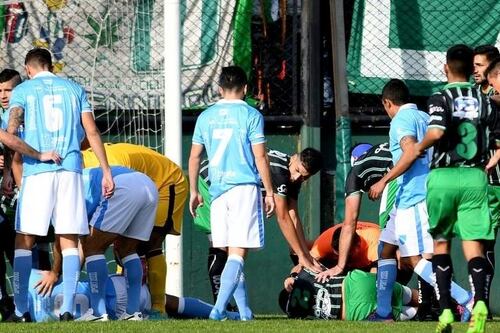 VIDEO: Árbitro salva la vida de un futbolista en pleno partido