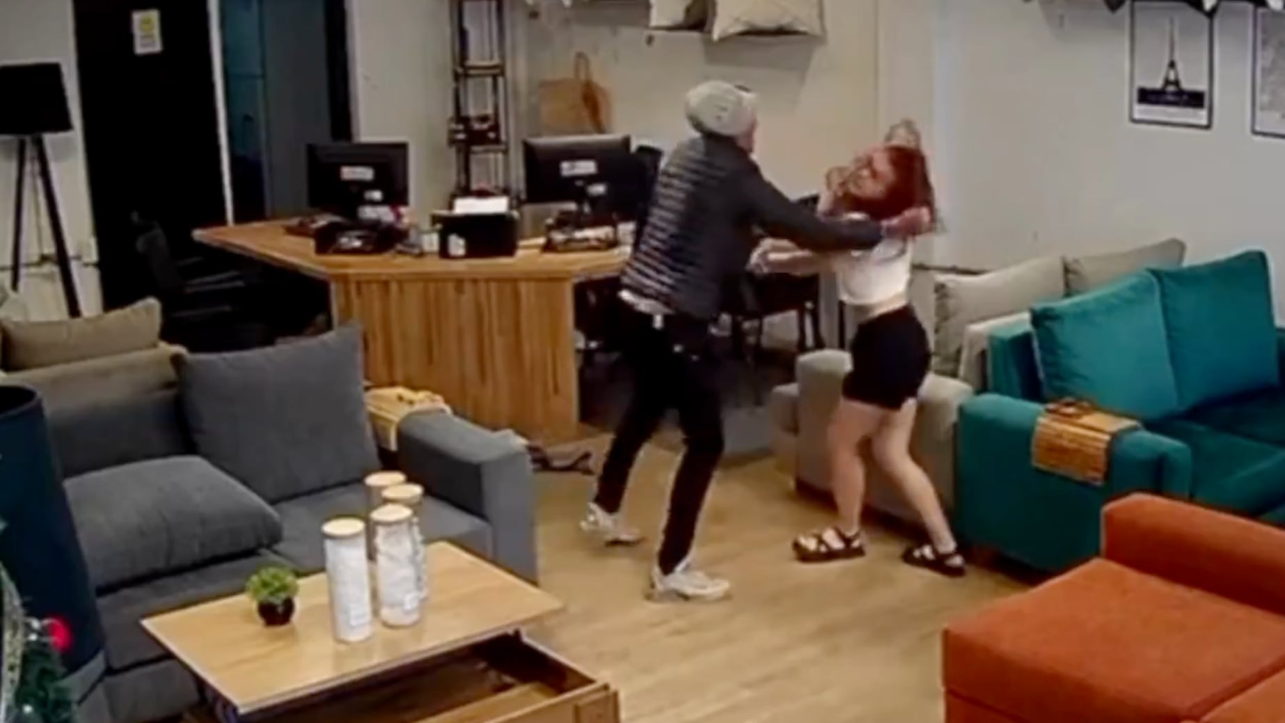 Vendedora de 23 años hospitalizada tras defenderse de intento de abuso