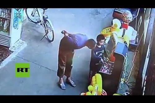 Captan el secuestro de un niño a solo 10 metros de su padre