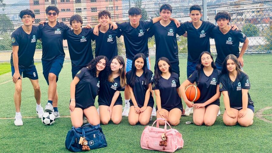 Jóvenes del colegio Sek de Quito presentan un bolso deportivo