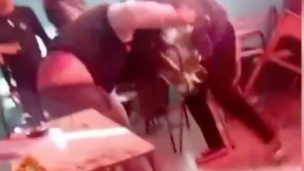 VIDEO: Madre agrede con una cadena a la compañera de su hija tras acusarla de bullying - Fuente: Video de X