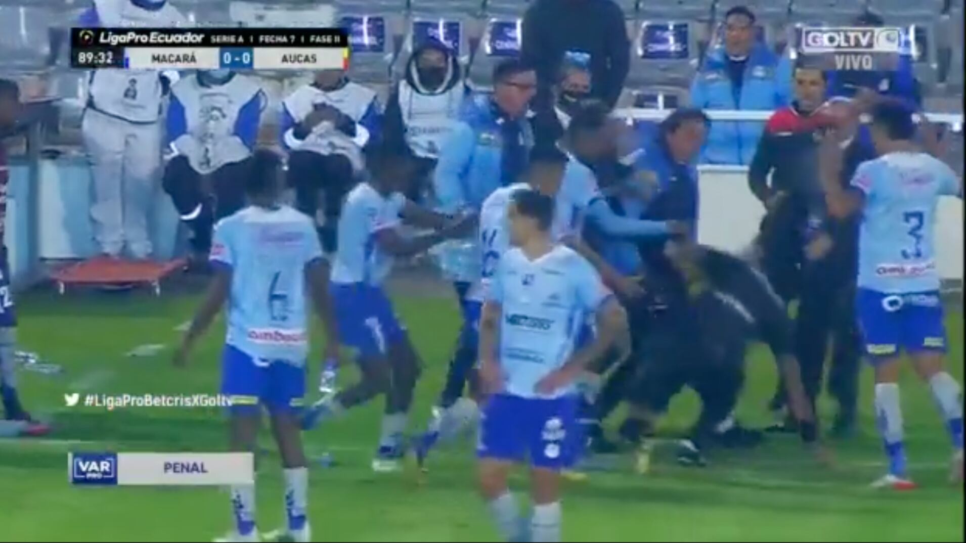 Agresión al juez central Álex Cajas en Macará vs Aucas