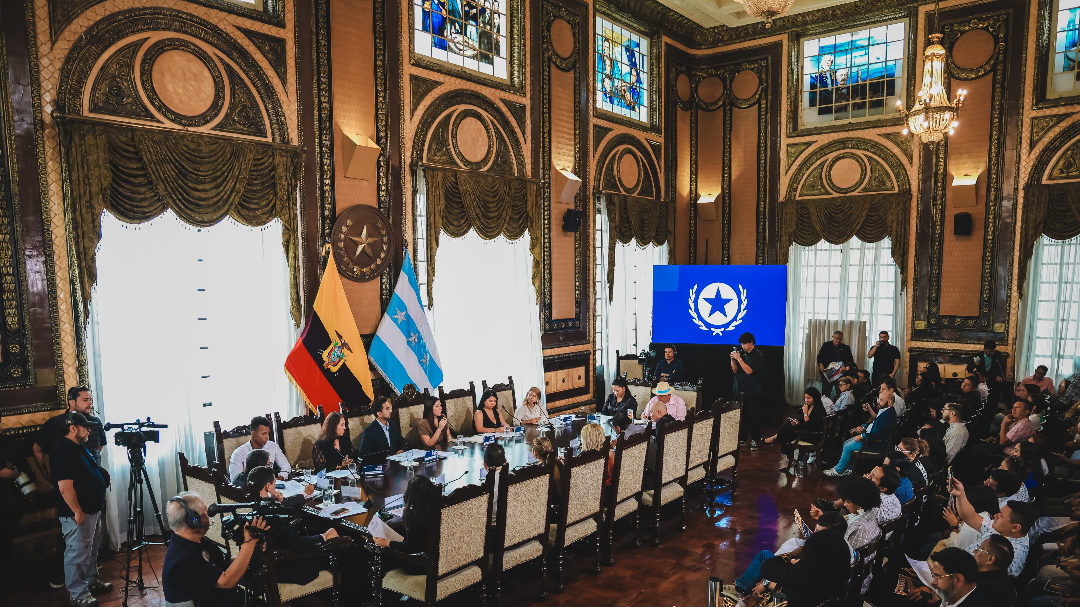 Las propuestas fueron tratadas en primer debate y abarcan el sistema de transporte aerosuspendido y la regulación de alojamientos turísticos en la ciudad