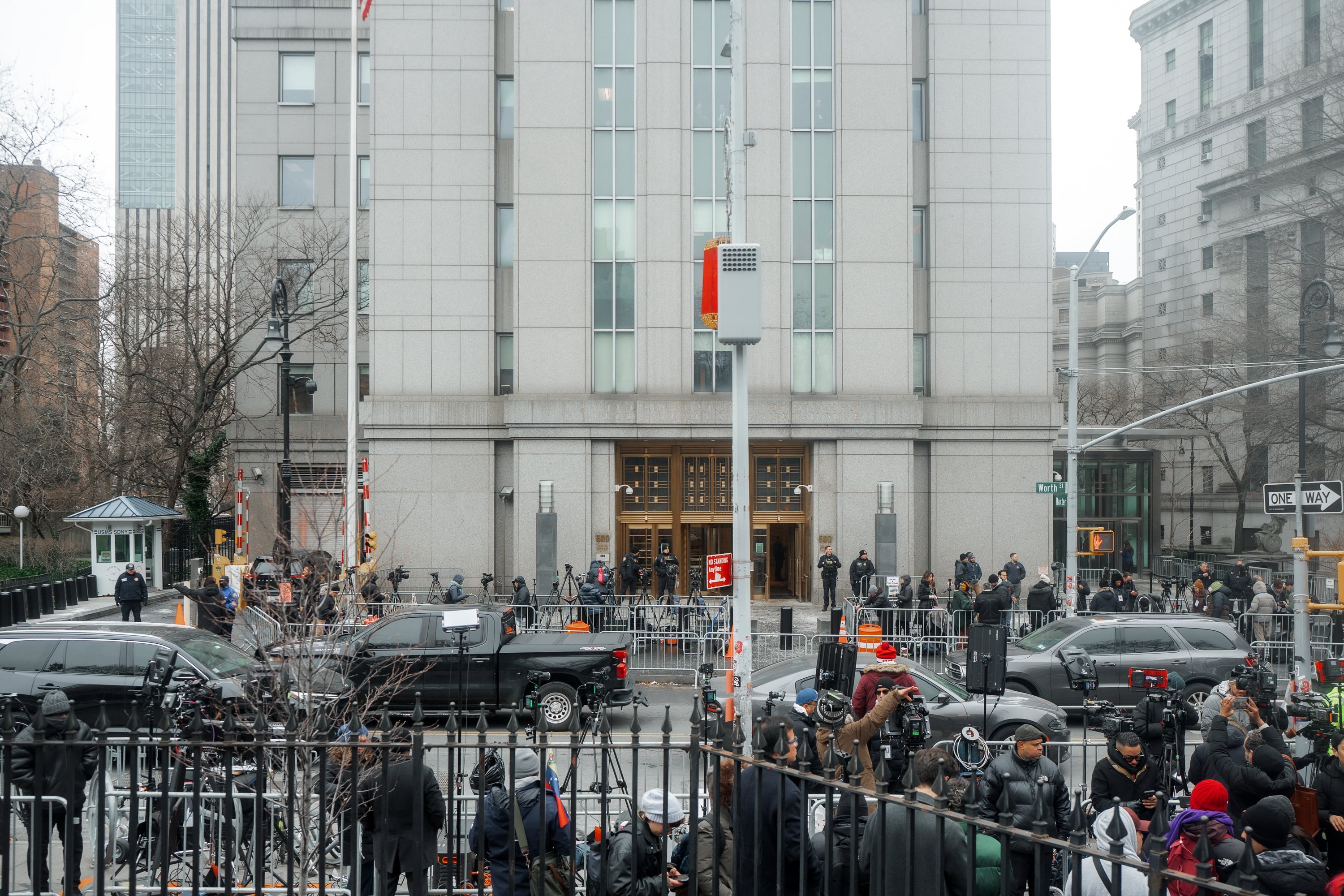 NEW YORK (United States), 05/01/2026.- Press and protesters gather outside of the Daniel Patrick Moynihan United States Courthouse, where Venezuelan President Nicolas Maduro is scheduled to be arraigned on drug charges in New York, New York, USA, 05 January 2026. US forces captured Venezuelan President Nicolas Maduro and his wife, Cilia Flores, in a military operation on 03 January 2026. President Maduro and his wife were transported to New York following an indictment issued by the Southern District of New York. (Estados Unidos, Nueva York) EFE/EPA/OLGA FEDOROVA