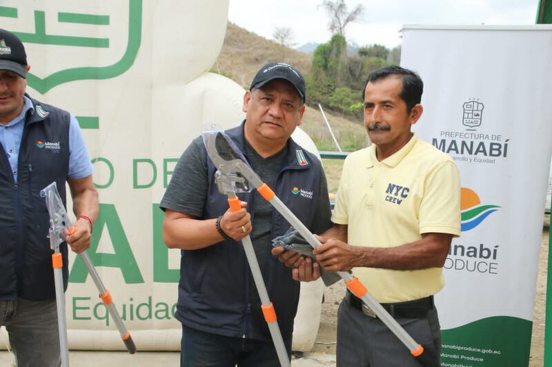 Los productores recibieron tijeras telescópicas, dentro del proyecto de incremento de la capacidad productiva.