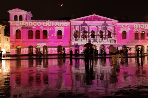 El Teatro Sucre brilló en magenta y Quito vivió una noche inolvidable