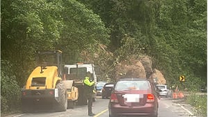 Deslizamiento de tierra que obstruyó la vía en el sector de Nanegalito, cantón San Miguel de los Bancos, a la altura del km 44.