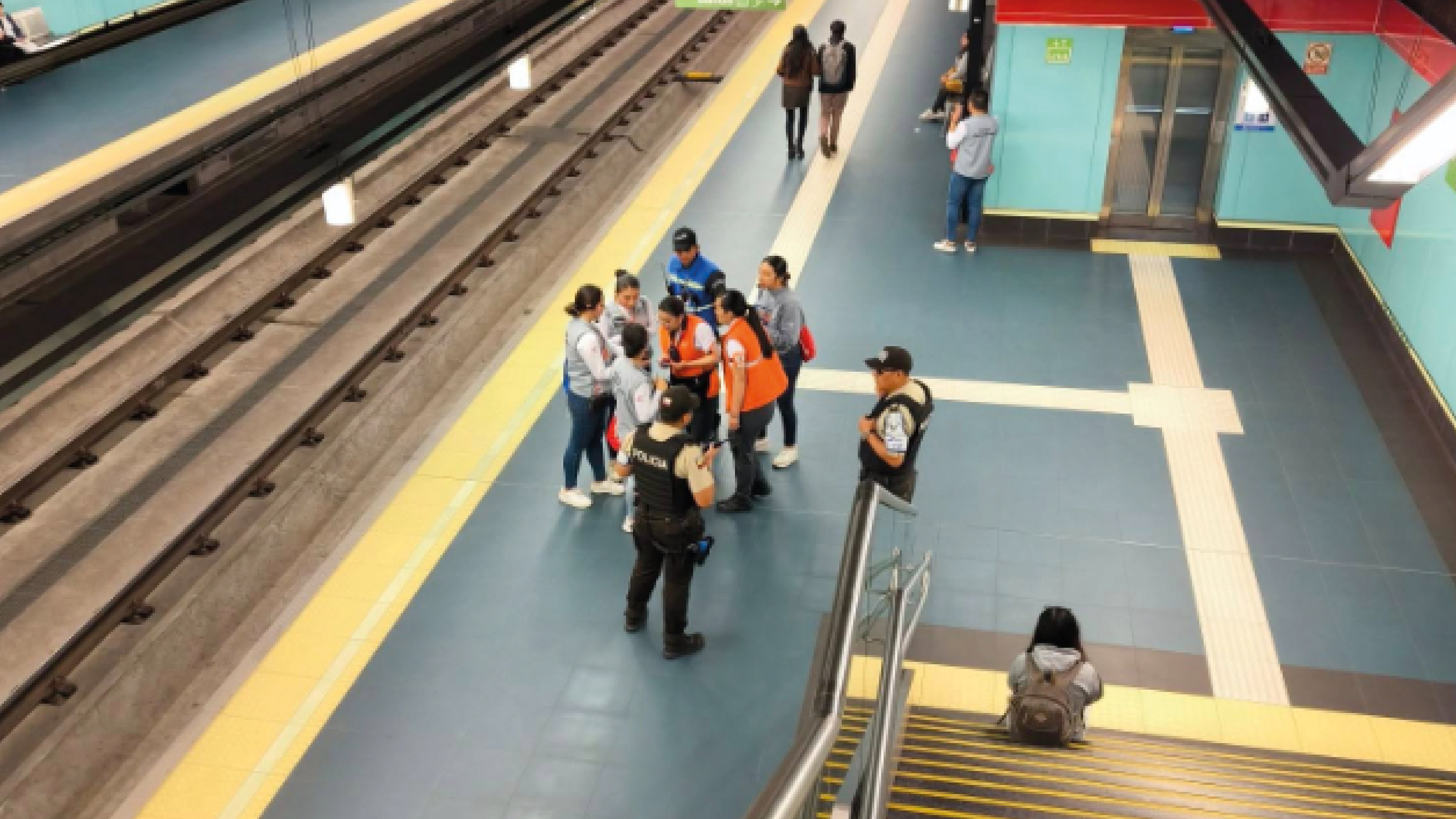 ¿Por qué no dejaron llevar en el Metro de Quito a joven con un perro?