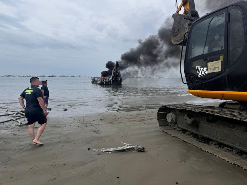 Se reactivó incendio en embarcación afectada por emergencia en el Muelle Pesquero de Manta. Foto: Ecu 911