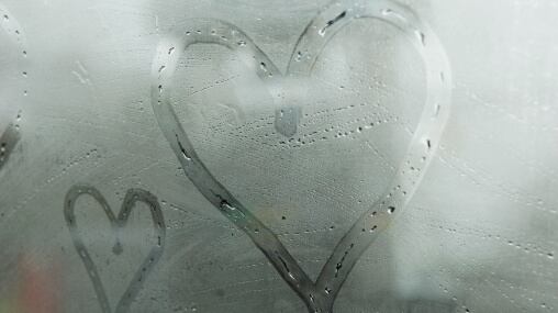 Más allá de los corazones y las flores, San Valentín también impacta en la salud mental