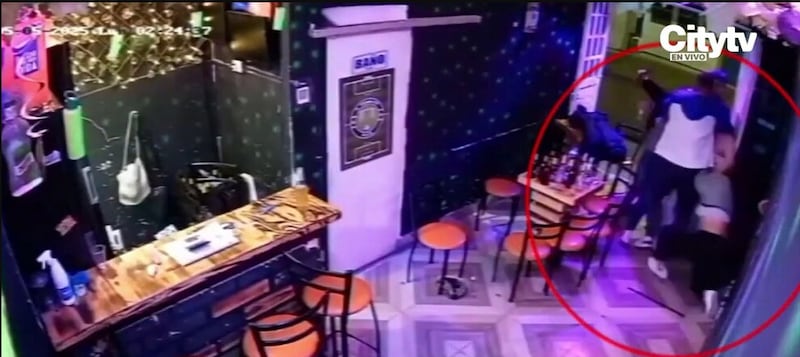 Administradora de un bar fue agredida por clienta tras negarse a poner canción