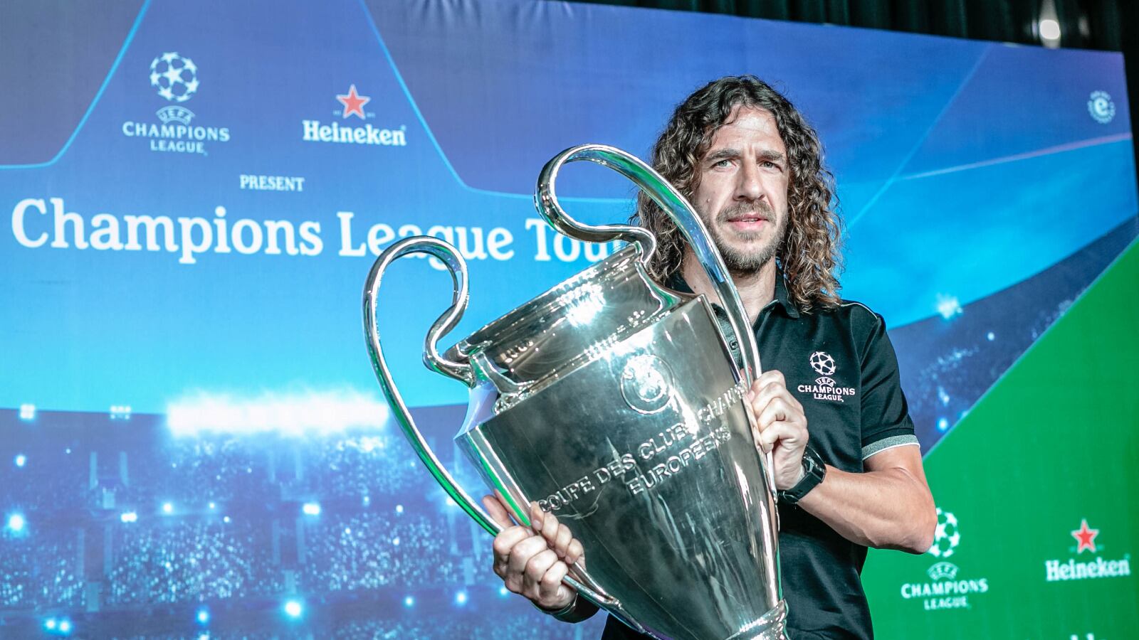 Carles Puyol con el trofeo de la Champions League