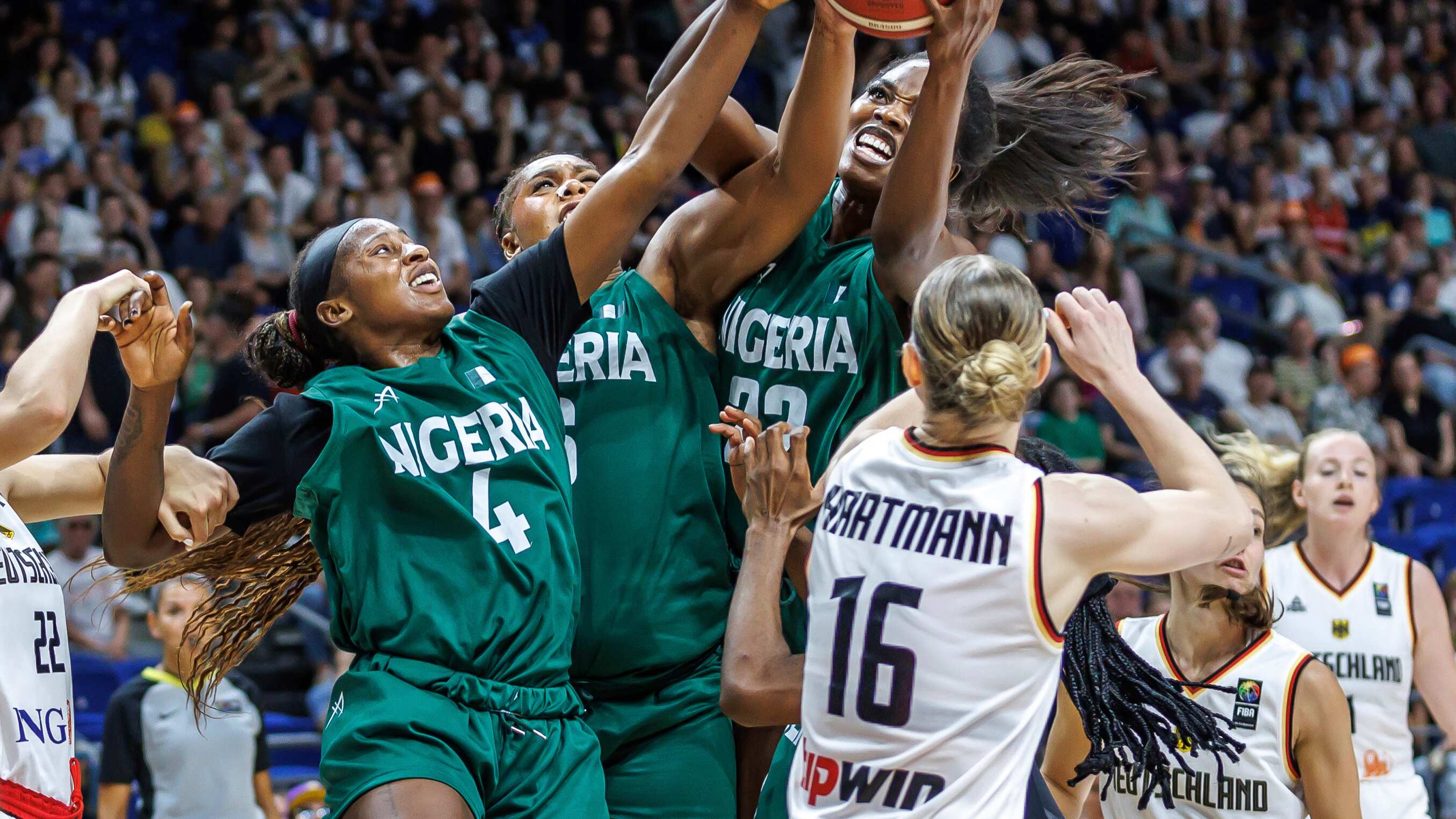 La alemana Alina Hartmann intenta capturar el balón ante las nigerianas Blessing Ejiofor, Lauren Ebo y Elizabeth Balogun durante un encuentro de baloncesto el viernes 19 de julio del 2024. (Andreas Gora/dpa via AP)