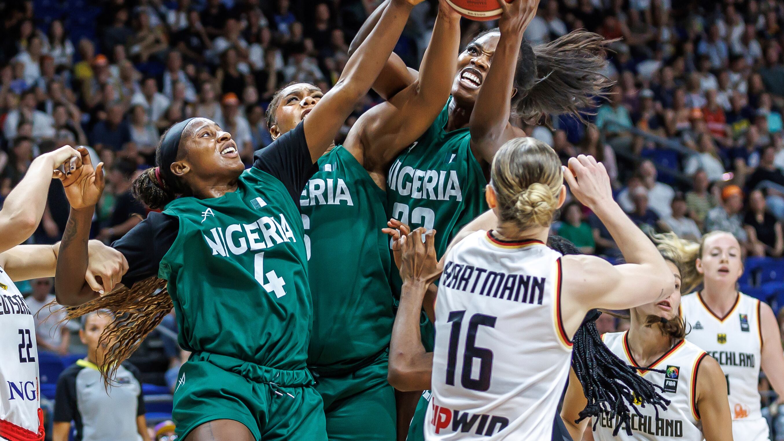 La alemana Alina Hartmann intenta capturar el balón ante las nigerianas Blessing Ejiofor, Lauren Ebo y Elizabeth Balogun durante un encuentro de baloncesto el viernes 19 de julio del 2024. (Andreas Gora/dpa via AP)