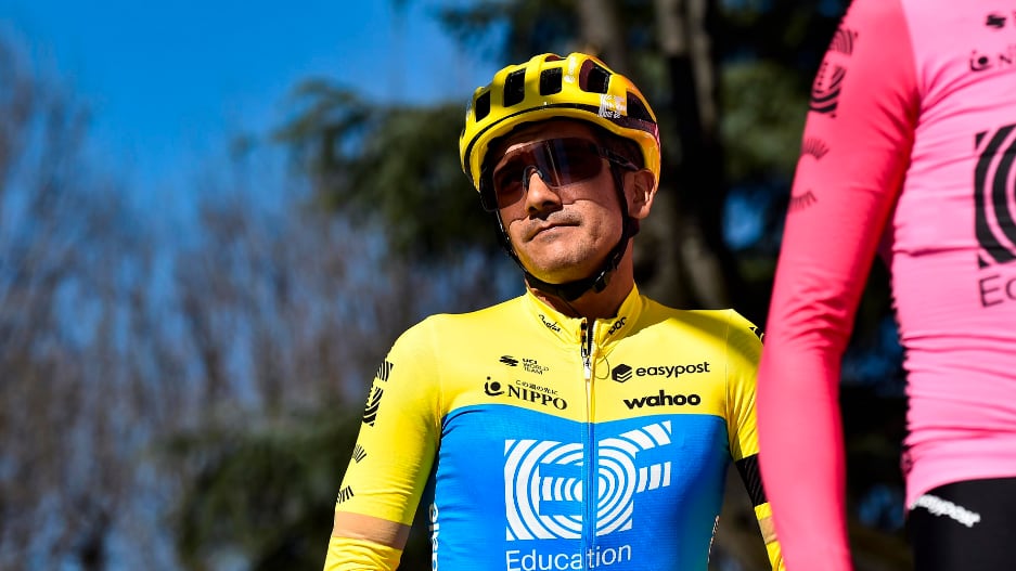 Richard Carapaz ve como su equipo se ve afectado en el Giro de Italia