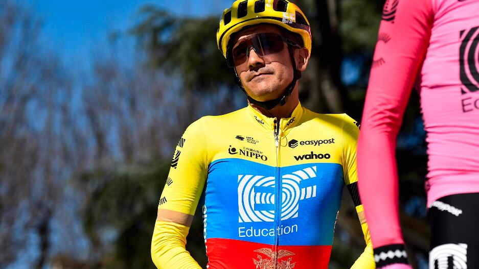 Richard Carapaz ve como su equipo se ve afectado en el Giro de Italia