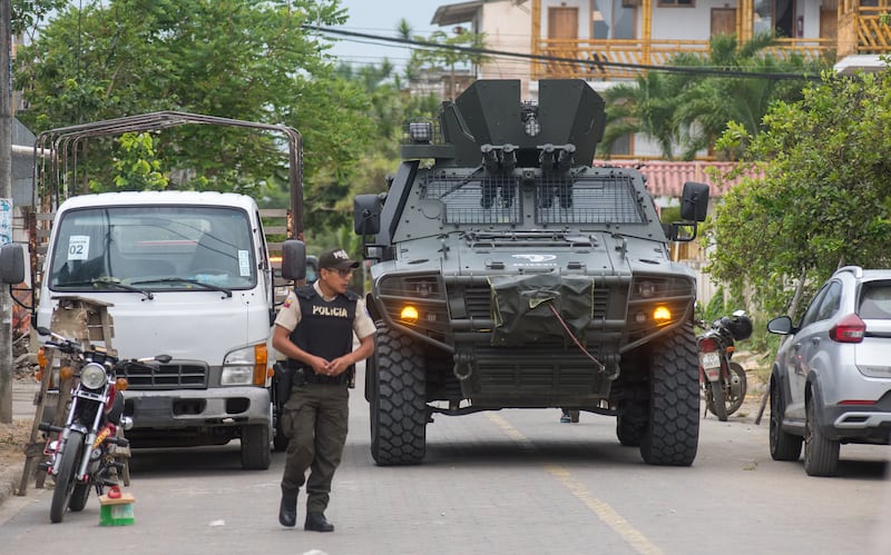 Policías patrullan por una calle durante la votación de un referéndum este domingo en Olón (Ecuador).