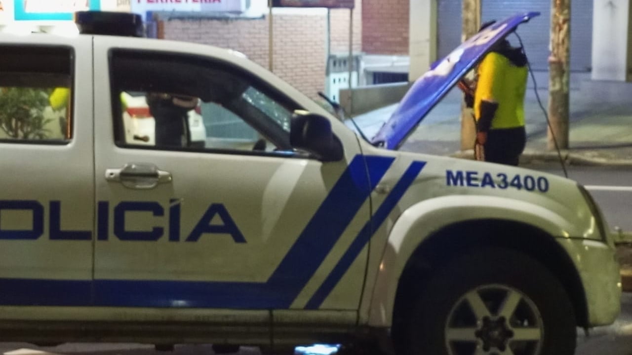 Agente de tránsito habría manipulado prueba de alcoholemia en caso de policías que se estrellaron contra un árbol en Quito