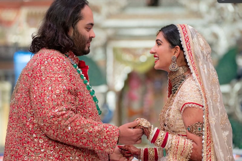 La boda entre Radhika Merchant y Anant Ambani se ha convertido en uno de los eventos sociales más importantes de los últimos años, ya que ha ganado popularidad a través de los famosos que asistieron para presentarse como parte de un show privado y como invitados especiales para formar parte de la celebración.