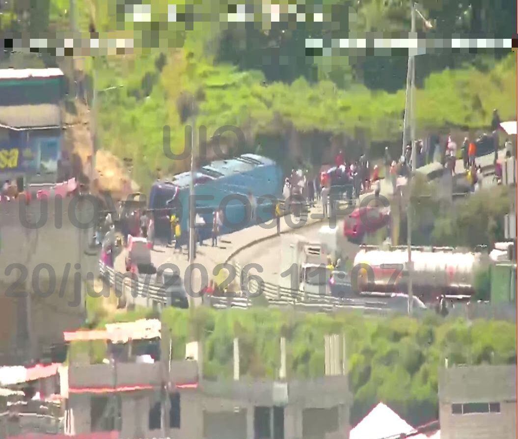 Bus urbano se volcó en Caupicho, sur de Quito 