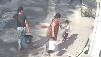 Mujer quema a niño con agua hirviendo en Nagpur, India.