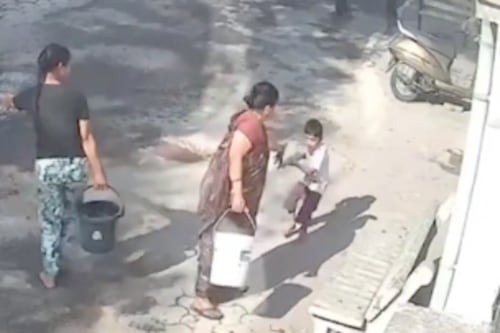 Mujer quemó a niño de 5 años con agua hirviendo solo por querer jugar