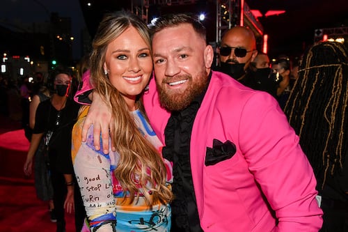 ¿Dejará a Conor? Pareja de McGregor rompe el silencio después de condena de violación