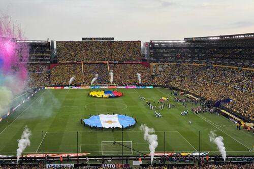 Captaron a presunta  pareja ”infiel” en Ecuador vs Argentina, lo que pasó con la cámara del Monumental