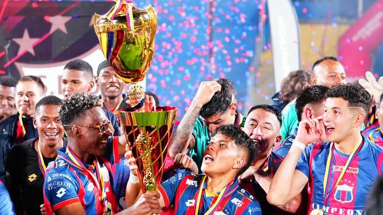 El equipo celebra el campeonato de Pichincha donde fueron invictos.