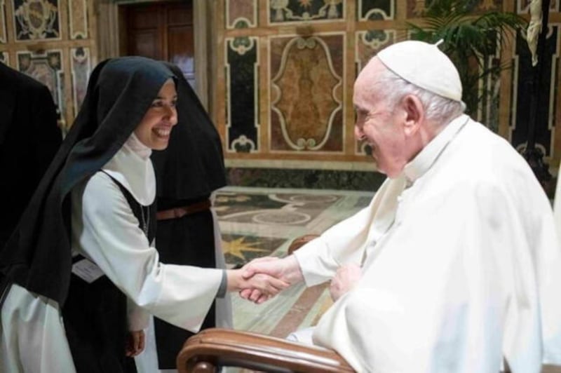 Monja Brasileña Expulsada por ser "Demasiado Atractiva": Escándalo Sacude Monasterio Italiano